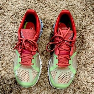 On clouds size 8 in perfect condition